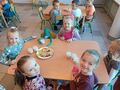 dzieci jedzą kanapki przy stole wraz z Zippim