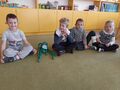 dzieci siedzą na dywanie wraz z Zippim