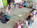 dzieci uczestniczą na zajęciach na dywanie wraz z Zippim