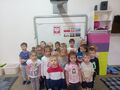 Dzieci z grupy Słoneczka stoją na baczność i śpiewają hymn narodowy