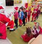 Dzieci odbierają prezenty od Świetego Mikołaja