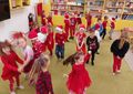 Dzieci z grupy Promyczki tańczą w rytm świątecznej muzyki
