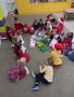 Dzieci z grupy Słoneczka oglądają zabawki podarowane całej grupie przez Mikołaja