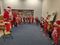 Dzieci z grupy kropelki tańczą i śpiewają wraz z Mikołajem