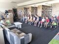 Przedszkolaki słuchają opowiadania czytanego przez bibliotekarkę