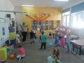 Dzieci z grupy Słoneczka tańczą z kolorowymi balonami