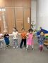Przedszkolaki wykonują ruchy do muzyki