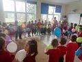 Dzieci z grupy Chmurki ucza się tanca z balonami w kl IB