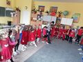 Dzieci z grupy Chmurki ucza się tanca z uczniami kl IIIb