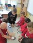 Uczeń klIIIb pokazuje przedszkolakom jak wykonac pingwina