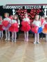 Dzieci pozujace na z balonami na scenie w trakcie wystepujpg