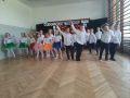 Tanczace dzieci z grupy chmurki podczas wystepu z okazji Dnia Rodzinyjpg