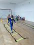 Dzieci wykonuja cwiczenia na sali gimnastycznej