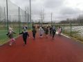 Przedszkolaki biegna po biezni