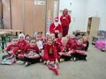Dzieci z grupy Słoneczka pozuja z Mikolajem