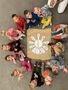 Dzieci z grupy Gwiazdeczek siedzą na dywanie i prezentują swój plakat