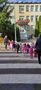 Dzieci z nauczycielkami przechodzą przez przejscie dla pieszych