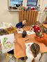 Dzieci kolorują obrazek dinozaura