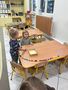Dzieci z grupy Gwiazdeczek bawią się klockami przy stoliku