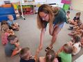 Nauczyciel wita się z dziećmi za pomocą piąstki