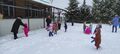 Dzieci z grupy Gwiazdeczki z nauczycielami bawiace sie na sniegu