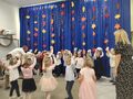 Dzieci tańczą trzymając w rękach kapelusze