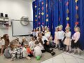 Dzieci wraz z Paniamin recytują wiersz do mikrofonu