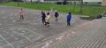 Dzieci biegają po wyznaczonej trasie
