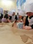 Dzieci z grupy Gwiazdeczki wykrawaja pierniczki i ukladaja je na blachach do pieczenia