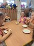 Dzieci jedzą zapiekane kanapki