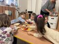 Dzieci sięgają po składniki do kanapek