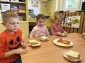 Dzieci szykują tosty