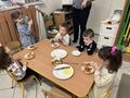 Dzieci z grupy Gwiazdeczek jedzą zapiekane kanapki