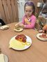 Dzieczynka pokazuje swojego tosta