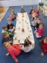 Dzieci siedza przy wielkanocnym stole
