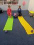 dzieci stopami przyciagaja dywanik