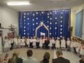 Dzieci z grupy Gwiazdeczki stojace na scenie