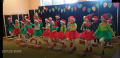 Dzieci z grupy Chmurki przebrane za elfy tancza i spiewaja przy utworze muzycznym pod tytulem Elfy 1