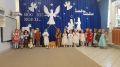 Dzieci z grupy Gwiazdeczki ubrane w stroje aniolow pasterzy postaci z bajek stoja wokol zlobkajpg