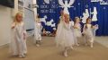 Dziewczynki z grupy Gwiazdeczki ubrane na bialo tancza taniec aniolkowjpg