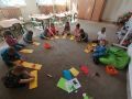 Dzieci z grupy Sloneczka siedza na dywanie i wykonuja kartki dla piekarzyjpg