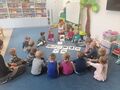 Dzieci słuchają opowiadania o leśnych zwierzętach