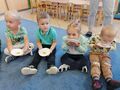 Przedszkolaki zlizują miód z talerzyka