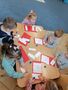 Dzieci wyklejają puzzle