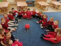 Dzieci z grupy Kropelki siedzą na dywanie
