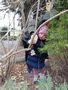 Dziewczynka zawiesza przysmak dla ptaków na drzewie