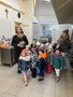 Dzieci z wychowawcami stoją w kuchni przedszkolnej