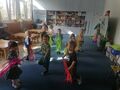 Dzieci tańczą do piosenek o wiośnie