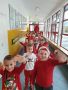 Dzieci z grupy Chmurki ubrane na czerwono ida na mikolajkowe sniadanie