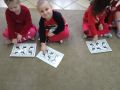 Trojka dzieci z grupy Sloneczka wskazaje identyczne renifery na ilustracjach
